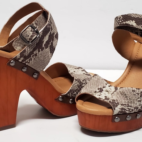 Lucky Brand Nessah Open Toe Sandal Shoes Chunky Heel Snakeskin Studs Leather 8M - Picture 2 of 16
